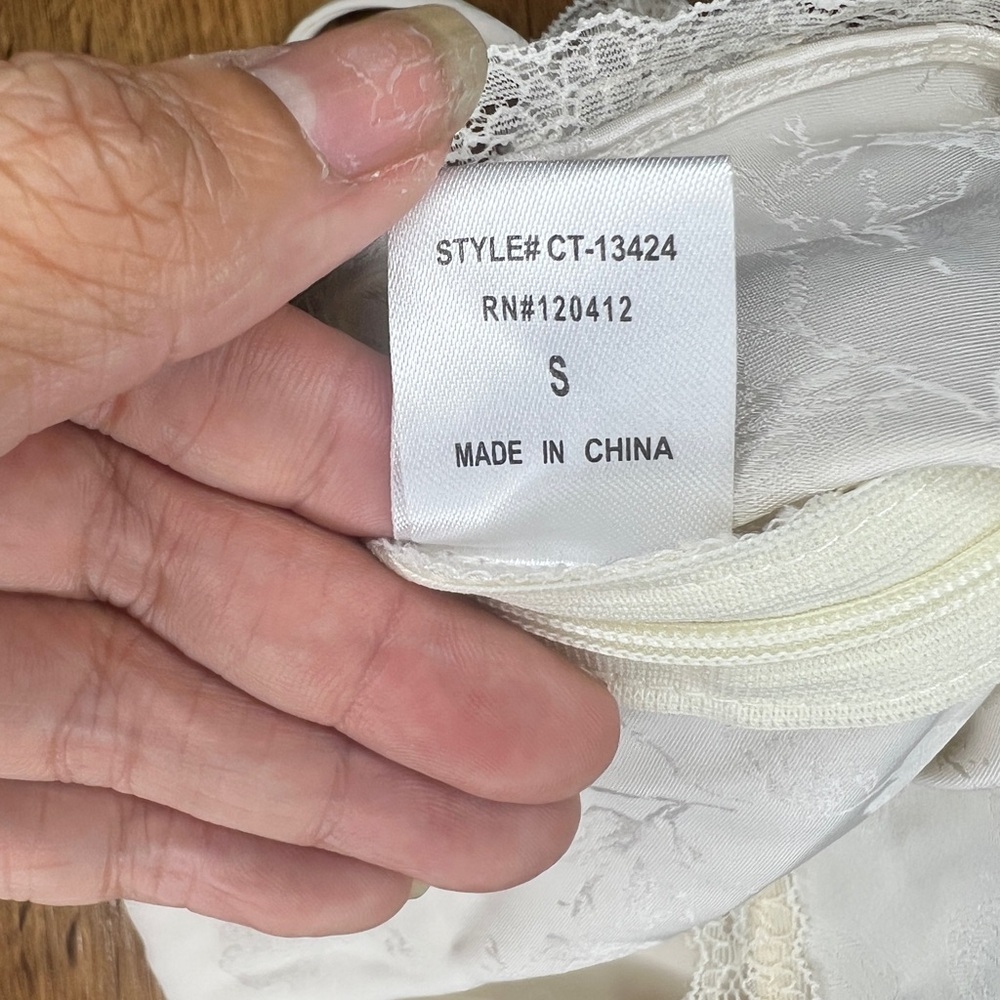 Little Lie Women’s Small Ivory Lave Top with bow - Picture 6 of 8